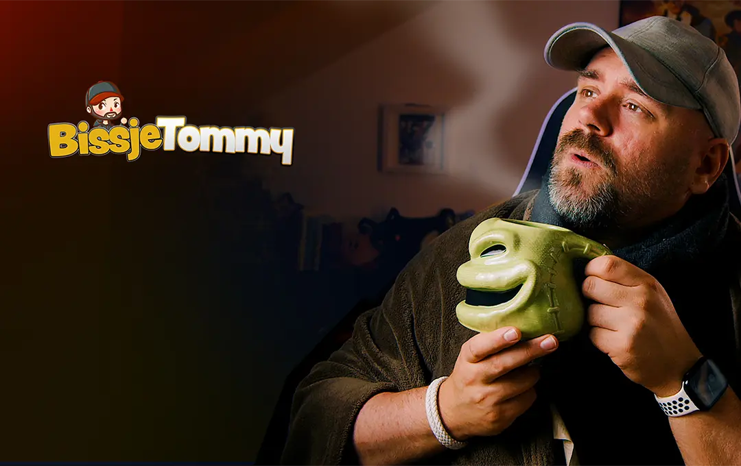 Person mit Schal trinkt aus grünem Becher vor dunklem Hintergrund, Name „BissjeTommy“.