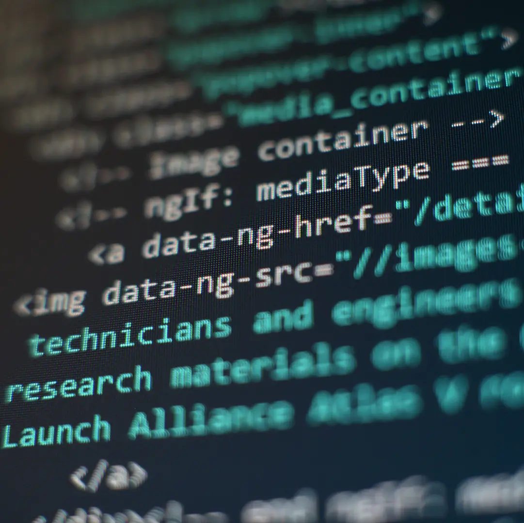 Nahaufnahme von HTML- und CSS-Code in verschiedenen Farben auf Bildschirm.
